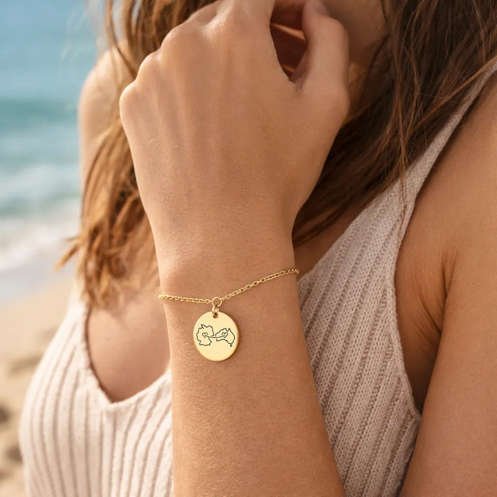 Personalisiertes Armband – Partner Armband mit Gravur – zwei Länder als Gravur – Modelbild